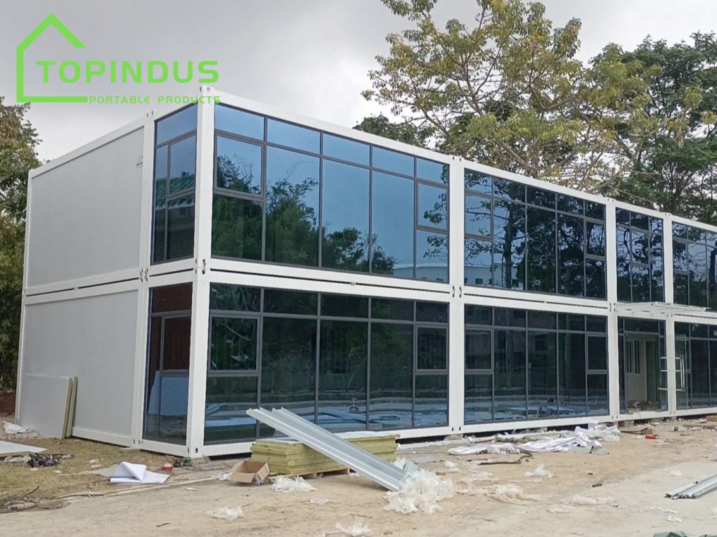 บ้านคอนเทนเนอร์แบบประกอบเองสองชั้น สำหรับใช้เป็นสำนักงานในประเทศมาเลเซีย